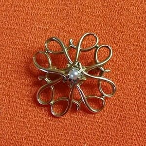 10k brooch with seed pearl